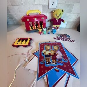 Daniel Tiger's Neighborhood Deluxe Electronic Trolley & Birthday Decorations